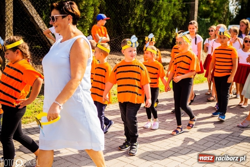 Zdjęcie w galerii na portalu naszraciborz.pl: Dożynki w Samborowicach. Sołtys na hoverboardzie, reszta w korowodzie  wiadomości z regionu