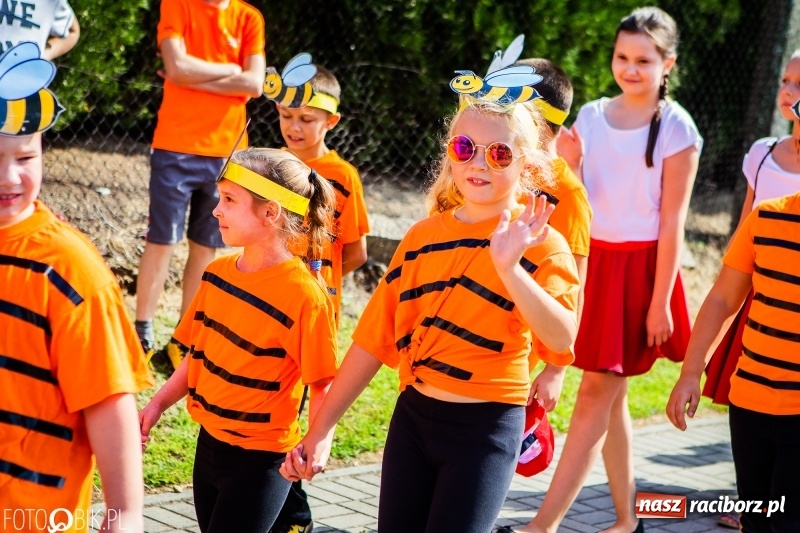 Zdjęcie w galerii na portalu naszraciborz.pl: Dożynki w Samborowicach. Sołtys na hoverboardzie, reszta w korowodzie  wiadomości z regionu