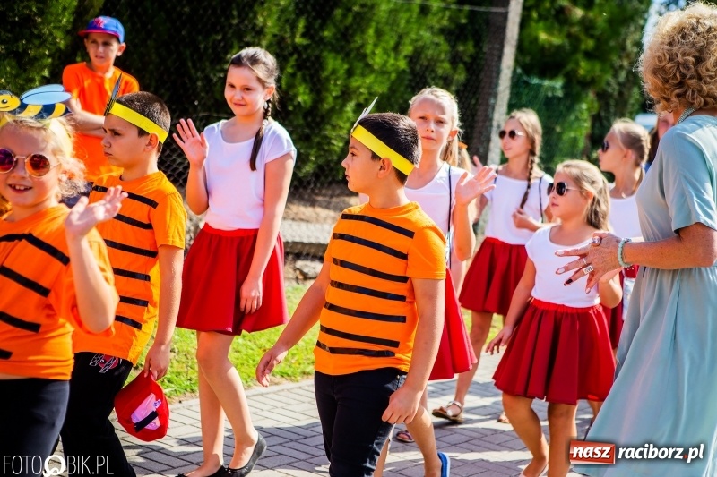 Zdjęcie w galerii na portalu naszraciborz.pl: Dożynki w Samborowicach. Sołtys na hoverboardzie, reszta w korowodzie  wiadomości z regionu
