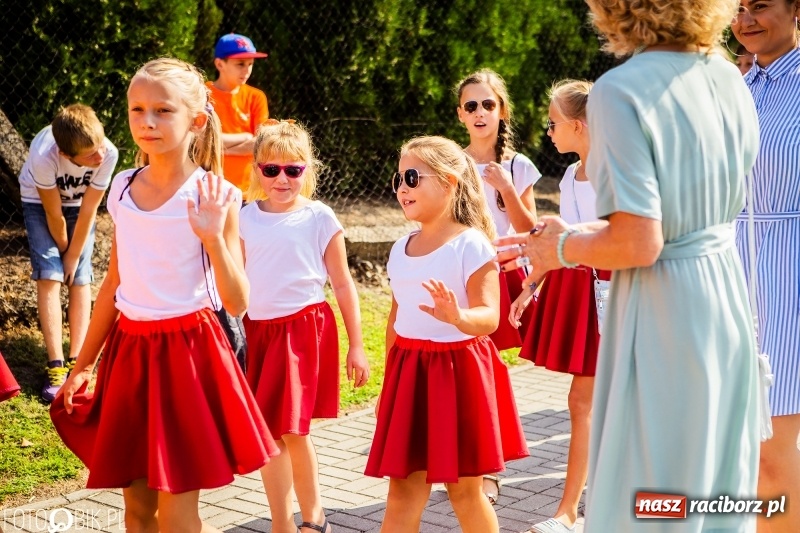 Zdjęcie w galerii na portalu naszraciborz.pl: Dożynki w Samborowicach. Sołtys na hoverboardzie, reszta w korowodzie  wiadomości z regionu