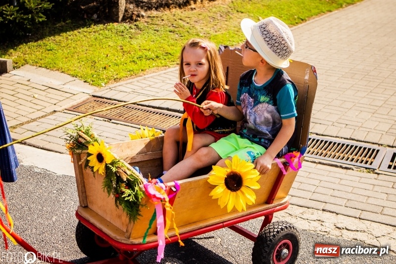 Zdjęcie w galerii na portalu naszraciborz.pl: Dożynki w Samborowicach. Sołtys na hoverboardzie, reszta w korowodzie  wiadomości z regionu