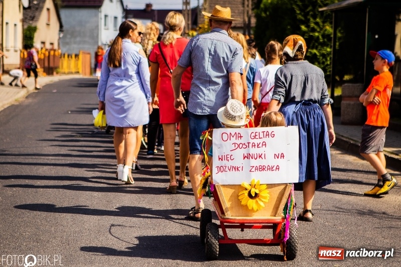Zdjęcie w galerii na portalu naszraciborz.pl: Dożynki w Samborowicach. Sołtys na hoverboardzie, reszta w korowodzie  wiadomości z regionu