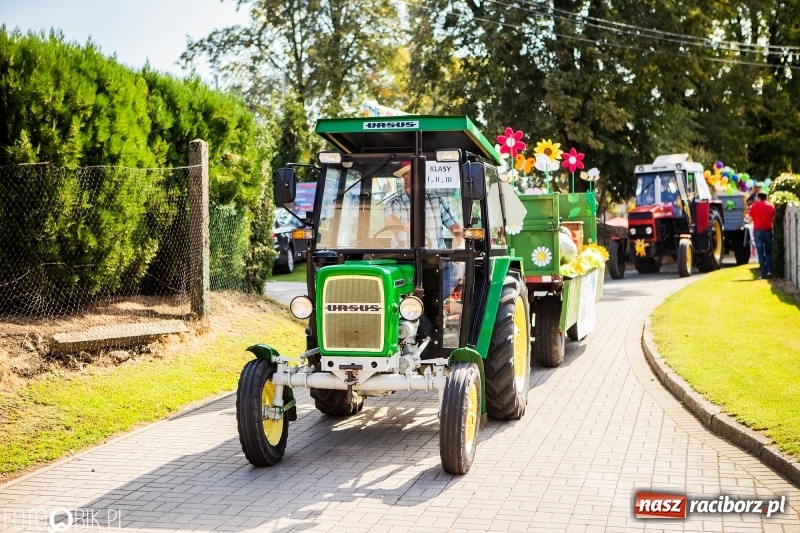 Zdjęcie w galerii na portalu naszraciborz.pl: Dożynki w Samborowicach. Sołtys na hoverboardzie, reszta w korowodzie  wiadomości z regionu