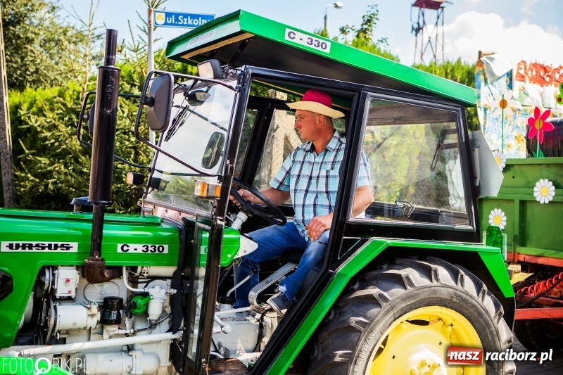 Zdjęcie w galerii na portalu naszraciborz.pl: Dożynki w Samborowicach. Sołtys na hoverboardzie, reszta w korowodzie  wiadomości z regionu