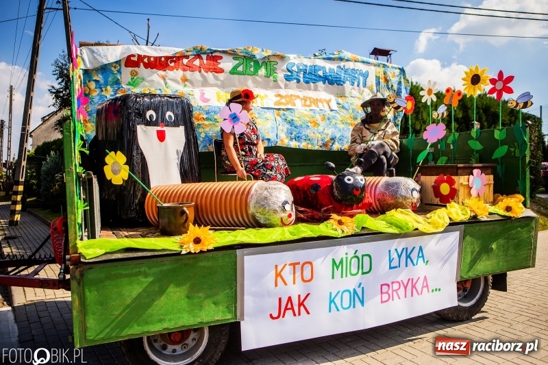 Zdjęcie w galerii na portalu naszraciborz.pl: Dożynki w Samborowicach. Sołtys na hoverboardzie, reszta w korowodzie  wiadomości z regionu