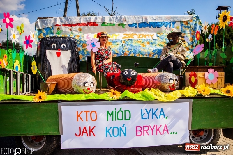 Zdjęcie w galerii na portalu naszraciborz.pl: Dożynki w Samborowicach. Sołtys na hoverboardzie, reszta w korowodzie  wiadomości z regionu