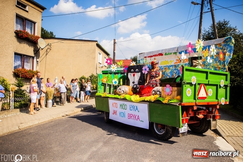 Zdjęcie w galerii na portalu naszraciborz.pl: Dożynki w Samborowicach. Sołtys na hoverboardzie, reszta w korowodzie  wiadomości z regionu