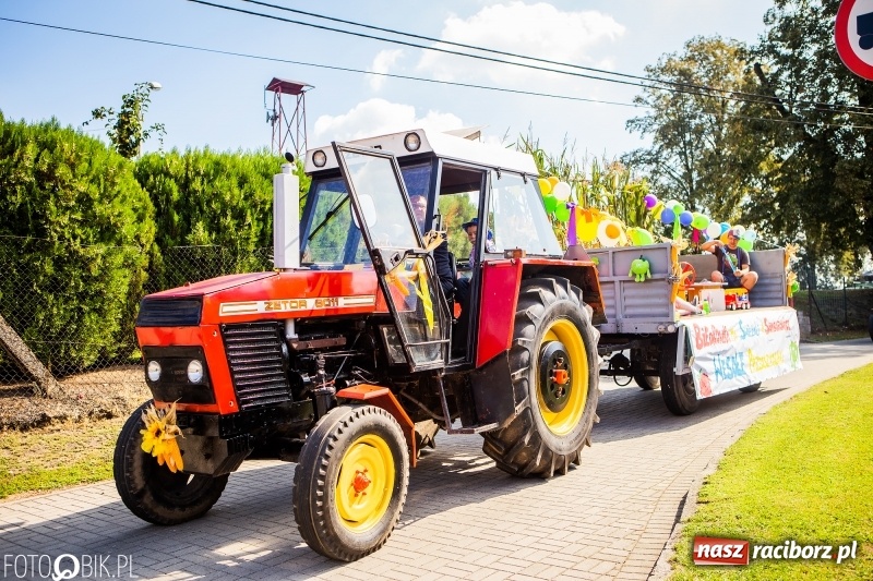 Zdjęcie w galerii na portalu naszraciborz.pl: Dożynki w Samborowicach. Sołtys na hoverboardzie, reszta w korowodzie  wiadomości z regionu