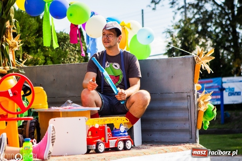 Zdjęcie w galerii na portalu naszraciborz.pl: Dożynki w Samborowicach. Sołtys na hoverboardzie, reszta w korowodzie  wiadomości z regionu