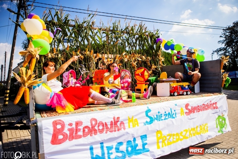 Zdjęcie w galerii na portalu naszraciborz.pl: Dożynki w Samborowicach. Sołtys na hoverboardzie, reszta w korowodzie  wiadomości z regionu
