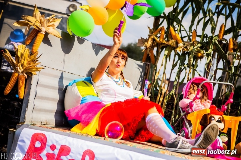 Zdjęcie w galerii na portalu naszraciborz.pl: Dożynki w Samborowicach. Sołtys na hoverboardzie, reszta w korowodzie  wiadomości z regionu