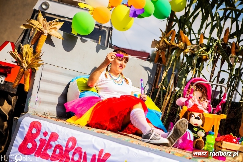 Zdjęcie w galerii na portalu naszraciborz.pl: Dożynki w Samborowicach. Sołtys na hoverboardzie, reszta w korowodzie  wiadomości z regionu
