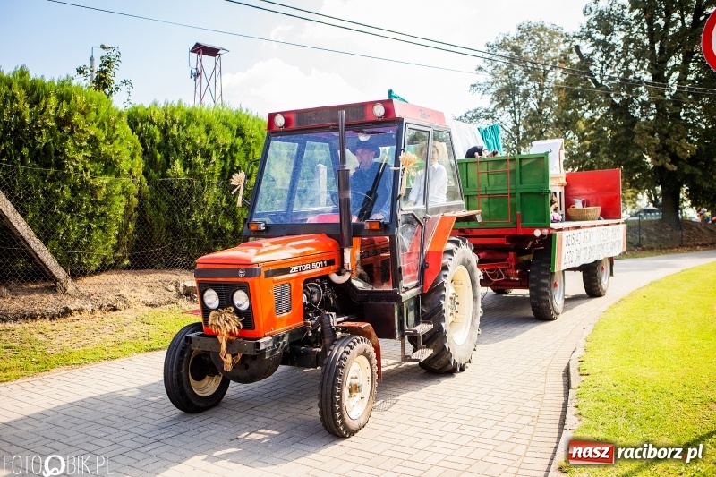 Zdjęcie w galerii na portalu naszraciborz.pl: Dożynki w Samborowicach. Sołtys na hoverboardzie, reszta w korowodzie  wiadomości z regionu