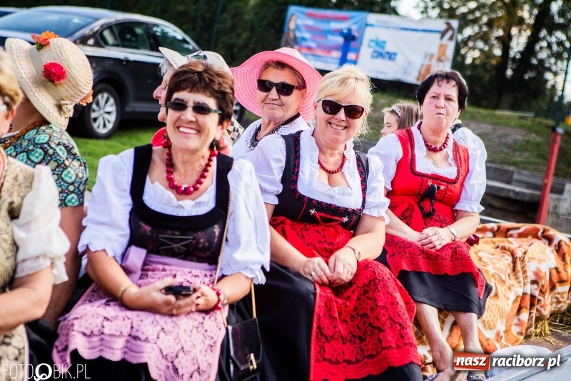 Zdjęcie w galerii na portalu naszraciborz.pl: Dożynki w Samborowicach. Sołtys na hoverboardzie, reszta w korowodzie  wiadomości z regionu