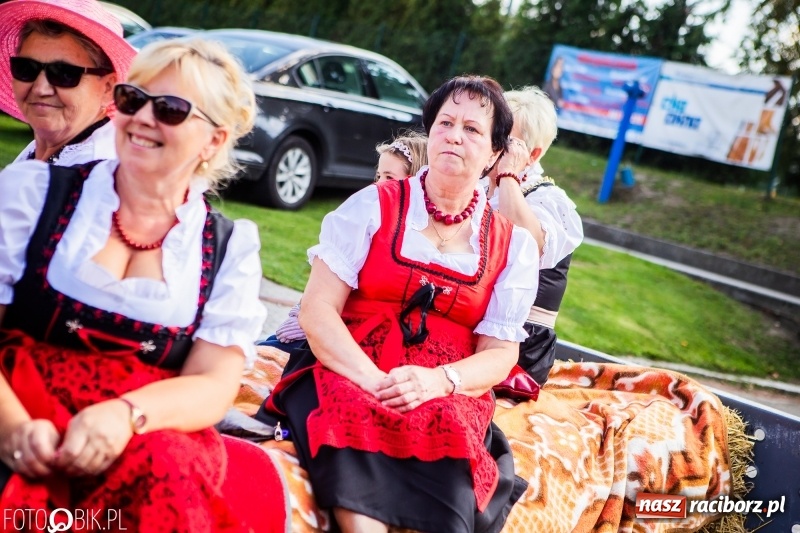 Zdjęcie w galerii na portalu naszraciborz.pl: Dożynki w Samborowicach. Sołtys na hoverboardzie, reszta w korowodzie  wiadomości z regionu