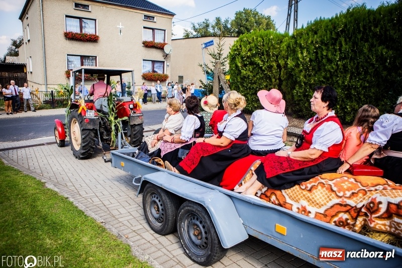 Zdjęcie w galerii na portalu naszraciborz.pl: Dożynki w Samborowicach. Sołtys na hoverboardzie, reszta w korowodzie  wiadomości z regionu