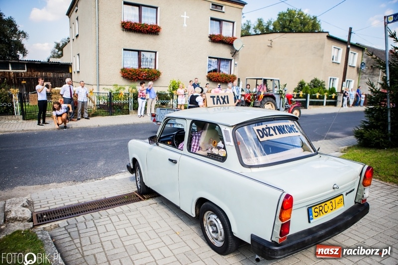 Zdjęcie w galerii na portalu naszraciborz.pl: Dożynki w Samborowicach. Sołtys na hoverboardzie, reszta w korowodzie  wiadomości z regionu