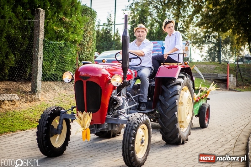 Zdjęcie w galerii na portalu naszraciborz.pl: Dożynki w Samborowicach. Sołtys na hoverboardzie, reszta w korowodzie  wiadomości z regionu