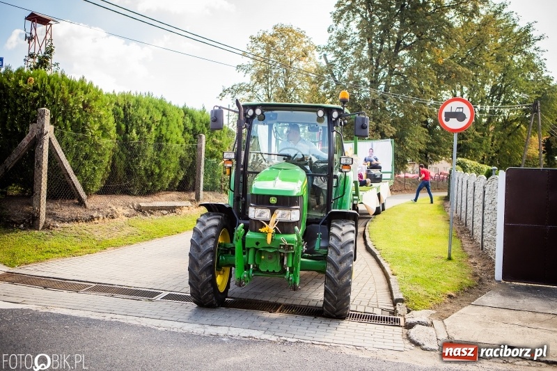Zdjęcie w galerii na portalu naszraciborz.pl: Dożynki w Samborowicach. Sołtys na hoverboardzie, reszta w korowodzie  wiadomości z regionu