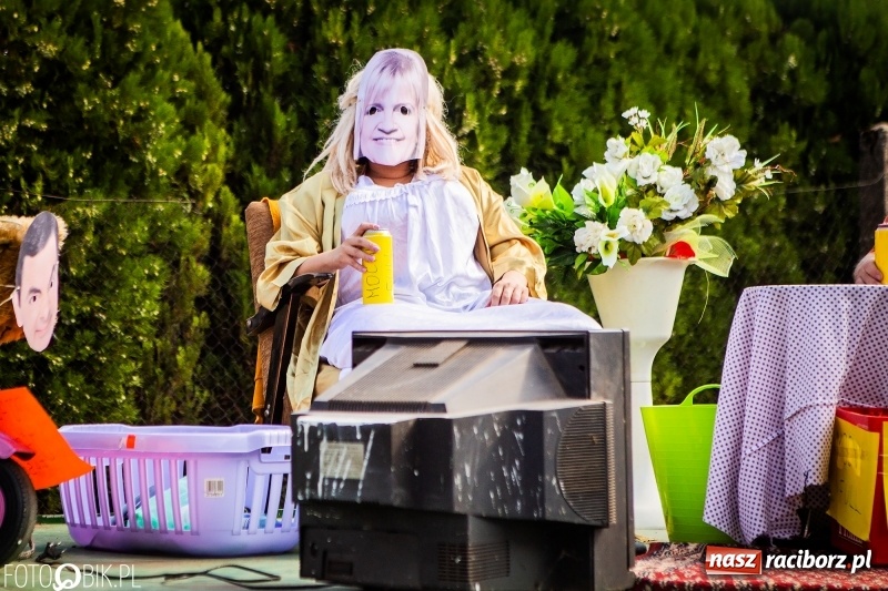 Zdjęcie w galerii na portalu naszraciborz.pl: Dożynki w Samborowicach. Sołtys na hoverboardzie, reszta w korowodzie  wiadomości z regionu