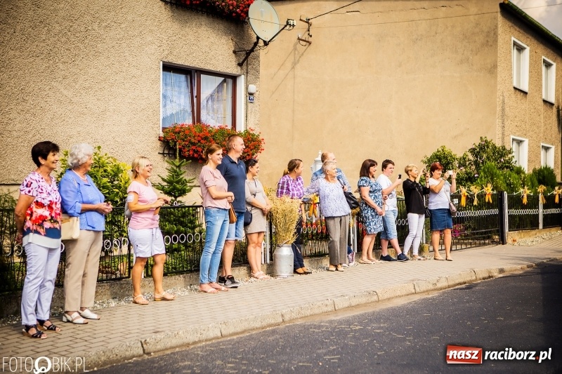 Zdjęcie w galerii na portalu naszraciborz.pl: Dożynki w Samborowicach. Sołtys na hoverboardzie, reszta w korowodzie  wiadomości z regionu