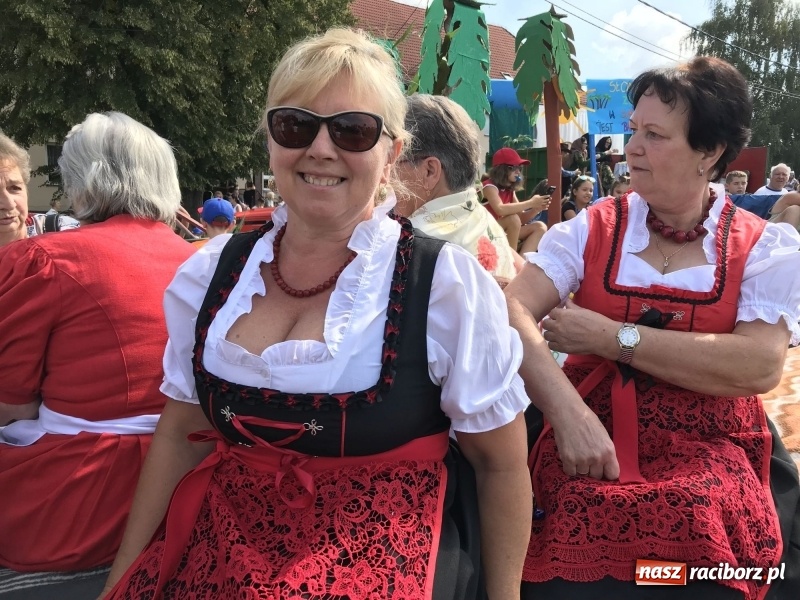 Zdjęcie w galerii na portalu naszraciborz.pl: Dożynki w Samborowicach. Sołtys na hoverboardzie, reszta w korowodzie  wiadomości z regionu