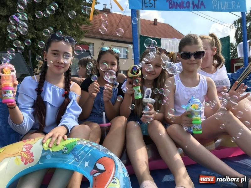 Zdjęcie w galerii na portalu naszraciborz.pl: Dożynki w Samborowicach. Sołtys na hoverboardzie, reszta w korowodzie  wiadomości z regionu