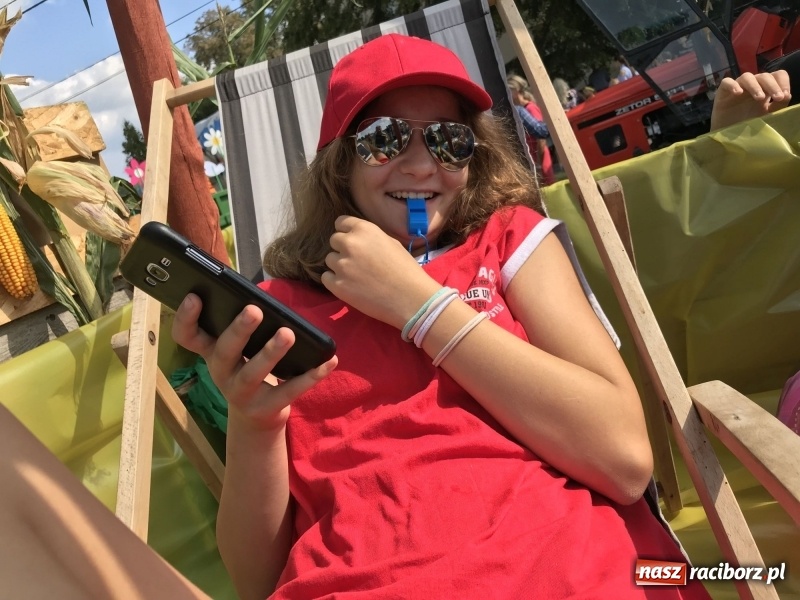 Zdjęcie w galerii na portalu naszraciborz.pl: Dożynki w Samborowicach. Sołtys na hoverboardzie, reszta w korowodzie  wiadomości z regionu