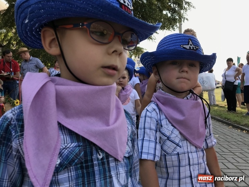 Zdjęcie w galerii na portalu naszraciborz.pl: Dożynki w Samborowicach. Sołtys na hoverboardzie, reszta w korowodzie  wiadomości z regionu