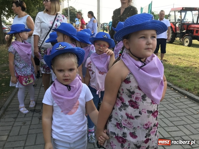 Zdjęcie w galerii na portalu naszraciborz.pl: Dożynki w Samborowicach. Sołtys na hoverboardzie, reszta w korowodzie  wiadomości z regionu