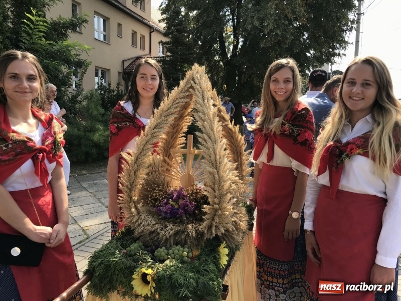 Zdjęcie w galerii na portalu naszraciborz.pl: Dożynki w Samborowicach. Sołtys na hoverboardzie, reszta w korowodzie  wiadomości z regionu