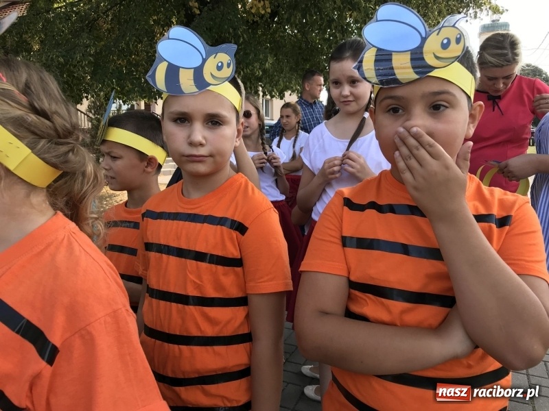 Zdjęcie w galerii na portalu naszraciborz.pl: Dożynki w Samborowicach. Sołtys na hoverboardzie, reszta w korowodzie  wiadomości z regionu