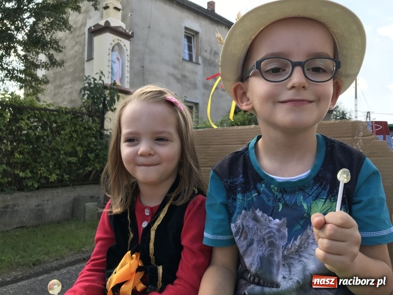 Zdjęcie w galerii na portalu naszraciborz.pl: Dożynki w Samborowicach. Sołtys na hoverboardzie, reszta w korowodzie  wiadomości z regionu