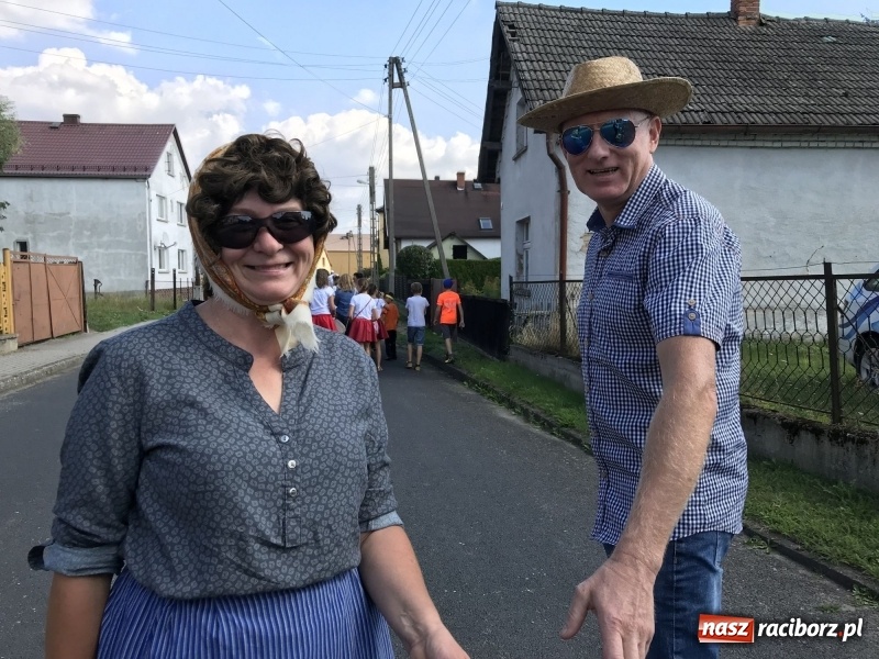 Zdjęcie w galerii na portalu naszraciborz.pl: Dożynki w Samborowicach. Sołtys na hoverboardzie, reszta w korowodzie  wiadomości z regionu