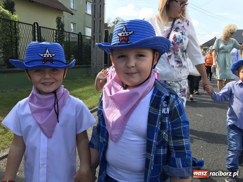 Zdjęcie w galerii na portalu naszraciborz.pl: Dożynki w Samborowicach. Sołtys na hoverboardzie, reszta w korowodzie  wiadomości z regionu