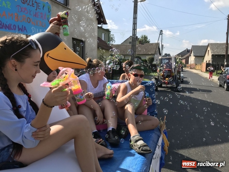 Zdjęcie w galerii na portalu naszraciborz.pl: Dożynki w Samborowicach. Sołtys na hoverboardzie, reszta w korowodzie  wiadomości z regionu
