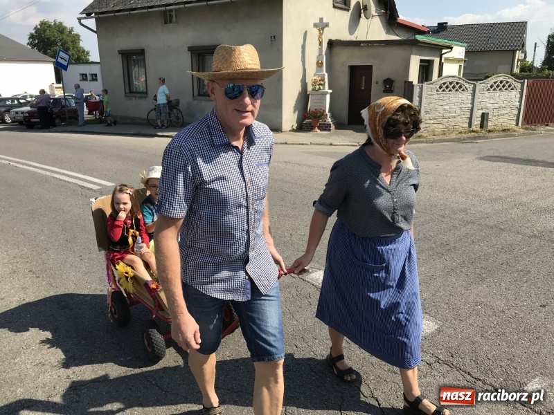 Zdjęcie w galerii na portalu naszraciborz.pl: Dożynki w Samborowicach. Sołtys na hoverboardzie, reszta w korowodzie  wiadomości z regionu