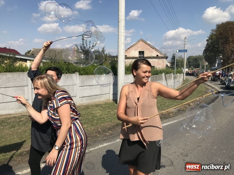 Zdjęcie w galerii na portalu naszraciborz.pl: Dożynki w Samborowicach. Sołtys na hoverboardzie, reszta w korowodzie  wiadomości z regionu