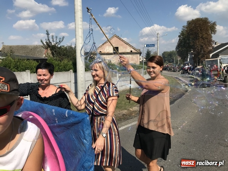 Zdjęcie w galerii na portalu naszraciborz.pl: Dożynki w Samborowicach. Sołtys na hoverboardzie, reszta w korowodzie  wiadomości z regionu