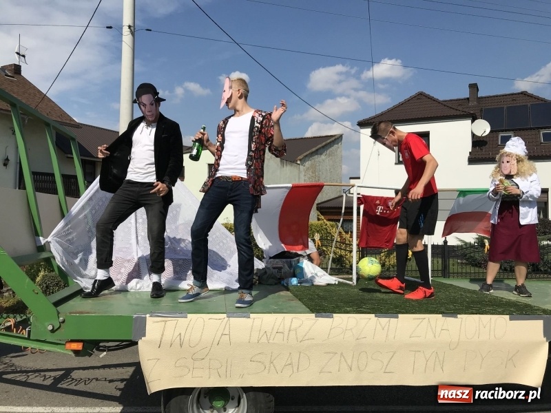 Zdjęcie w galerii na portalu naszraciborz.pl: Dożynki w Samborowicach. Sołtys na hoverboardzie, reszta w korowodzie  wiadomości z regionu