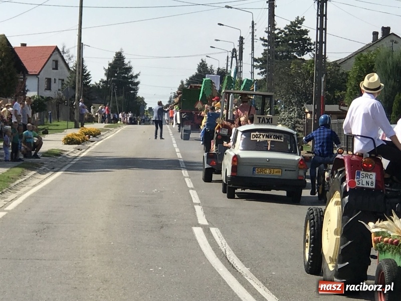 Zdjęcie w galerii na portalu naszraciborz.pl: Dożynki w Samborowicach. Sołtys na hoverboardzie, reszta w korowodzie  wiadomości z regionu