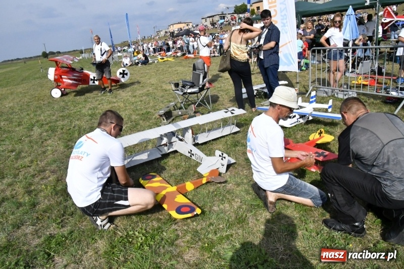Zdjęcie w galerii na portalu naszraciborz.pl: XI Międzynarodowy Raciborski Piknik Modelarski zgomadził nad Ulgą tłumy. FOTO i WIDEO wiadomości z regionu