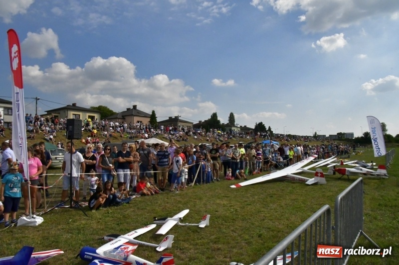 Zdjęcie w galerii na portalu naszraciborz.pl: XI Międzynarodowy Raciborski Piknik Modelarski zgomadził nad Ulgą tłumy. FOTO i WIDEO wiadomości z regionu