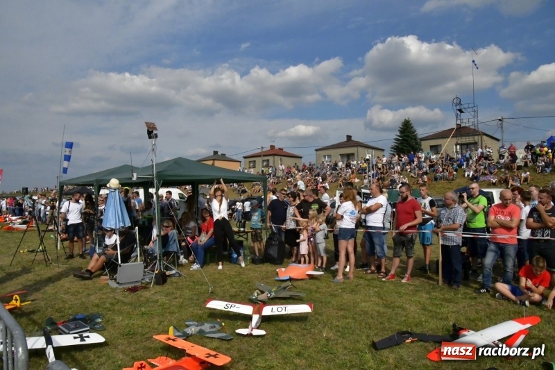Zdjęcie w galerii na portalu naszraciborz.pl: XI Międzynarodowy Raciborski Piknik Modelarski zgomadził nad Ulgą tłumy. FOTO i WIDEO wiadomości z regionu