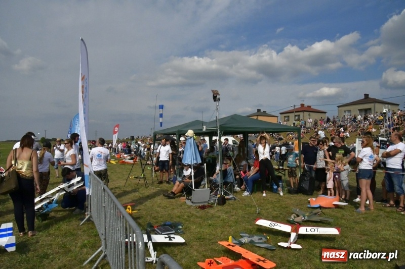 Zdjęcie w galerii na portalu naszraciborz.pl: XI Międzynarodowy Raciborski Piknik Modelarski zgomadził nad Ulgą tłumy. FOTO i WIDEO wiadomości z regionu