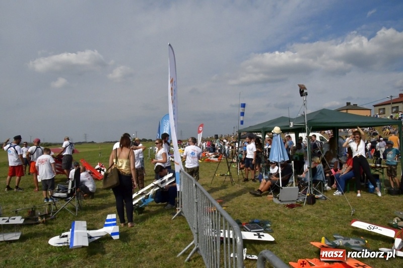 Zdjęcie w galerii na portalu naszraciborz.pl: XI Międzynarodowy Raciborski Piknik Modelarski zgomadził nad Ulgą tłumy. FOTO i WIDEO wiadomości z regionu
