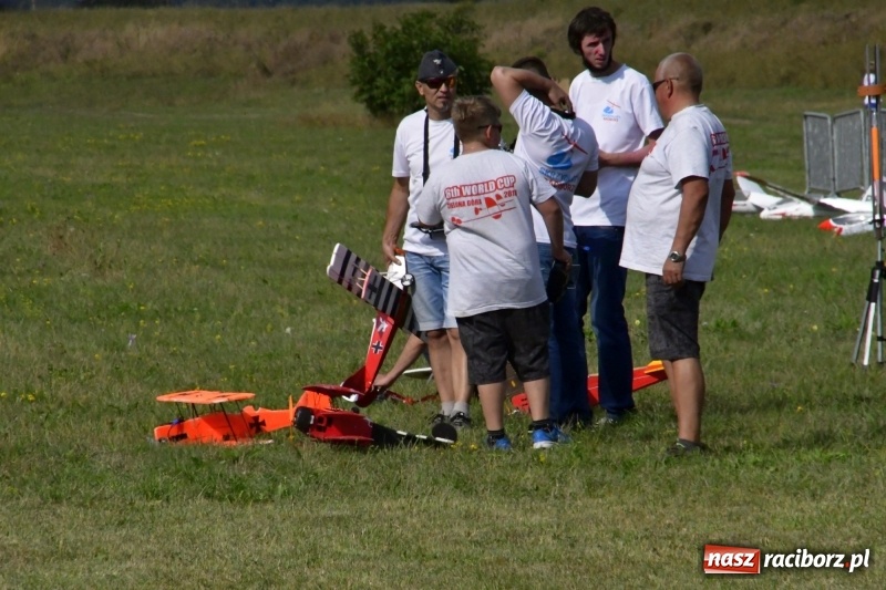 Zdjęcie w galerii na portalu naszraciborz.pl: XI Międzynarodowy Raciborski Piknik Modelarski zgomadził nad Ulgą tłumy. FOTO i WIDEO wiadomości z regionu