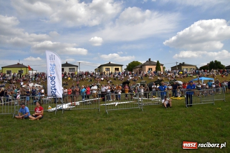 Zdjęcie w galerii na portalu naszraciborz.pl: XI Międzynarodowy Raciborski Piknik Modelarski zgomadził nad Ulgą tłumy. FOTO i WIDEO wiadomości z regionu