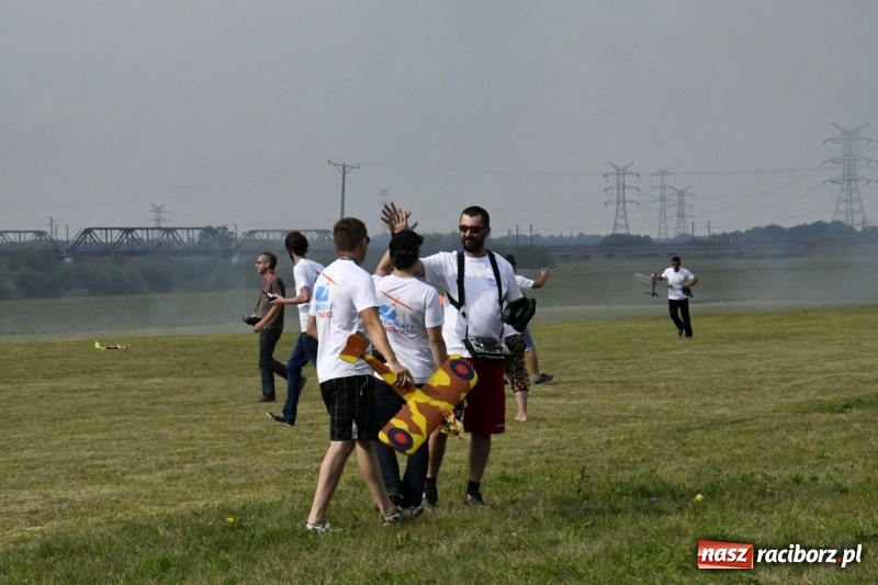 Zdjęcie w galerii na portalu naszraciborz.pl: XI Międzynarodowy Raciborski Piknik Modelarski zgomadził nad Ulgą tłumy. FOTO i WIDEO wiadomości z regionu