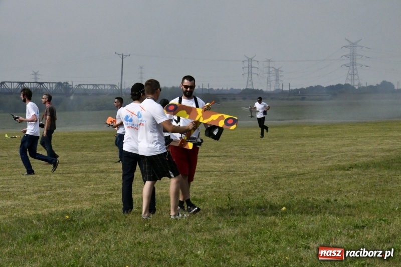 Zdjęcie w galerii na portalu naszraciborz.pl: XI Międzynarodowy Raciborski Piknik Modelarski zgomadził nad Ulgą tłumy. FOTO i WIDEO wiadomości z regionu